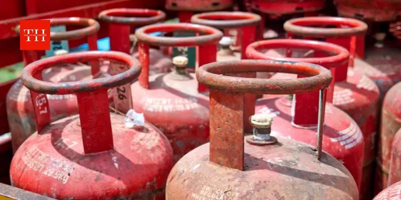 LPG की आपूर्ति पर्याप्त! मिडिल ईस्ट संकट के बीच भारत में ईंधन-खाद पर बड़ा खुलासा; क्या सच में नहीं होगी कोई कमी?